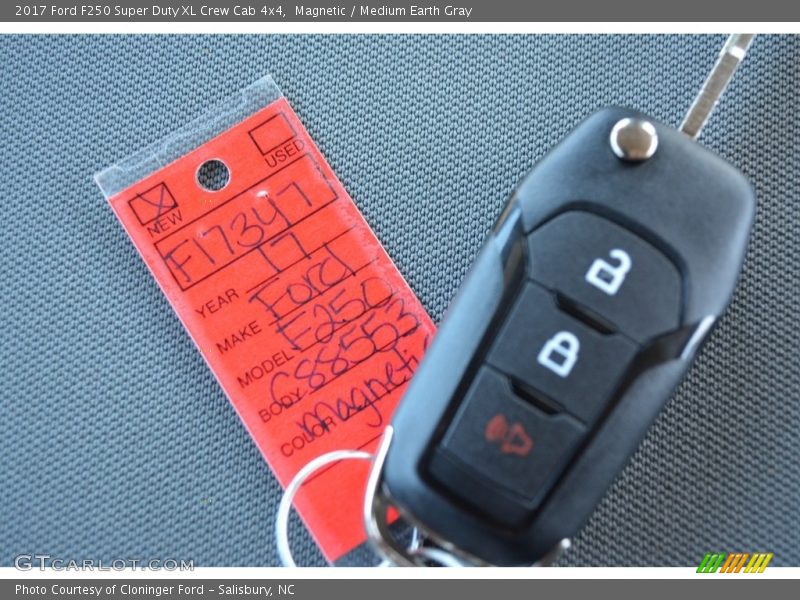 Magnetic / Medium Earth Gray 2017 Ford F250 Super Duty XL Crew Cab 4x4