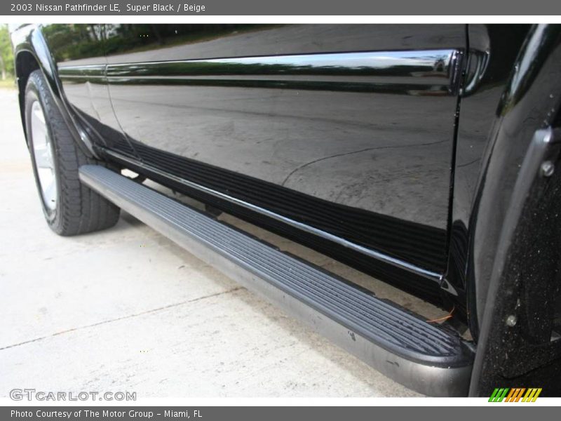 Super Black / Beige 2003 Nissan Pathfinder LE