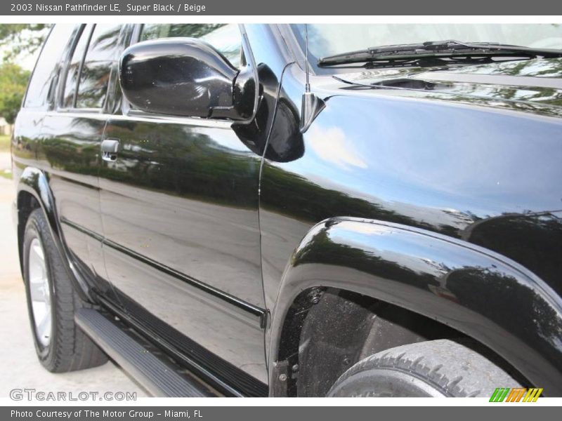 Super Black / Beige 2003 Nissan Pathfinder LE
