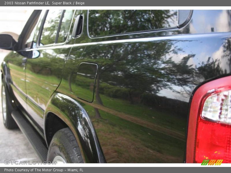 Super Black / Beige 2003 Nissan Pathfinder LE