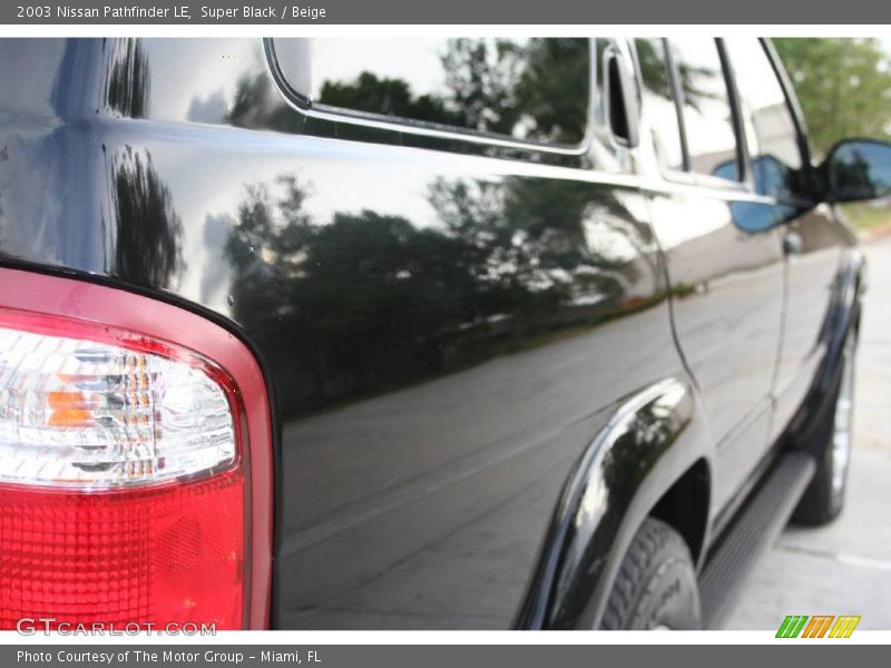 Super Black / Beige 2003 Nissan Pathfinder LE