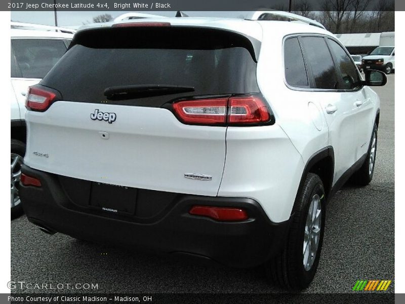 Bright White / Black 2017 Jeep Cherokee Latitude 4x4
