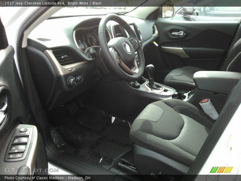 Bright White / Black 2017 Jeep Cherokee Latitude 4x4