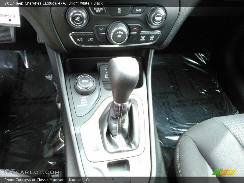 Bright White / Black 2017 Jeep Cherokee Latitude 4x4