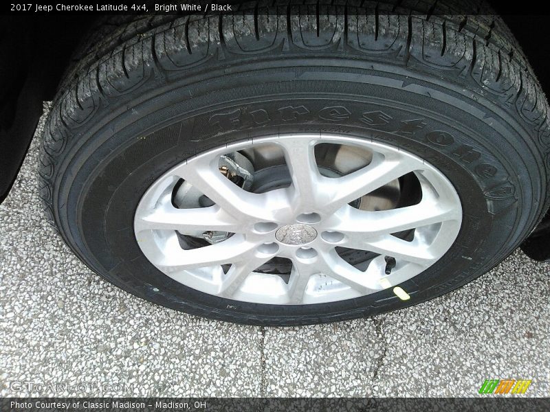 Bright White / Black 2017 Jeep Cherokee Latitude 4x4