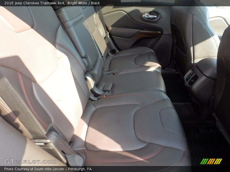 Bright White / Black 2016 Jeep Cherokee Trailhawk 4x4