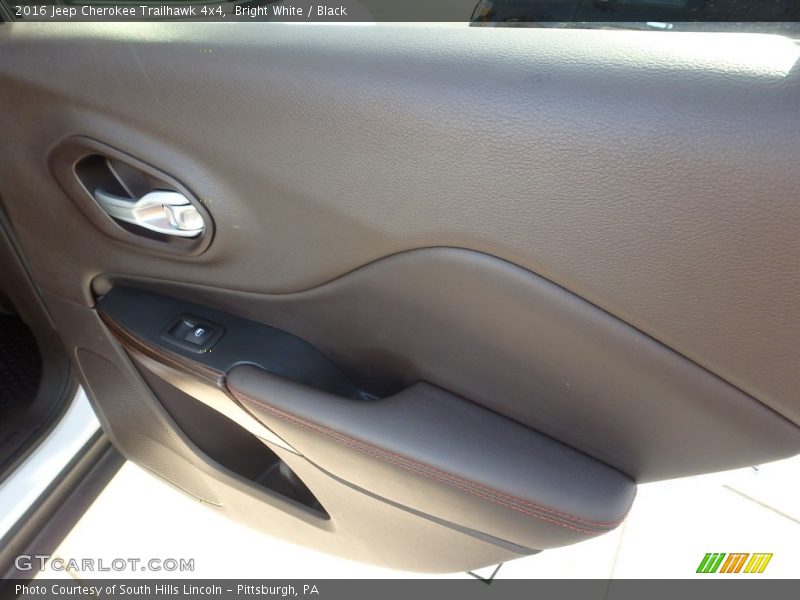 Bright White / Black 2016 Jeep Cherokee Trailhawk 4x4