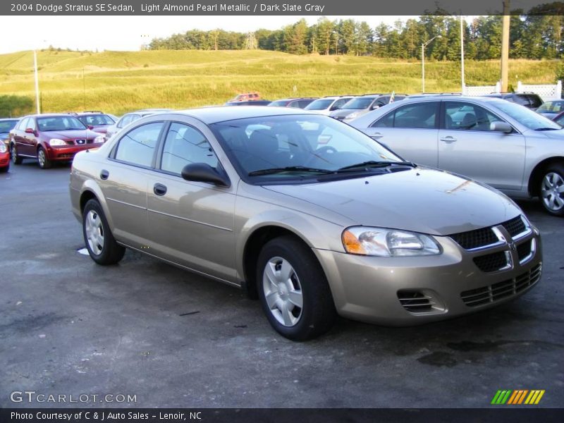 Light Almond Pearl Metallic / Dark Slate Gray 2004 Dodge Stratus SE Sedan