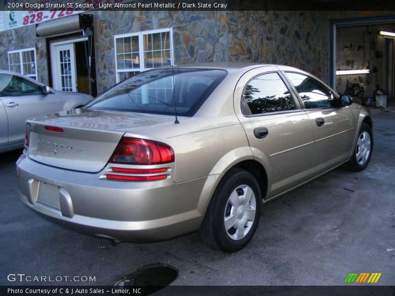 Light Almond Pearl Metallic / Dark Slate Gray 2004 Dodge Stratus SE Sedan