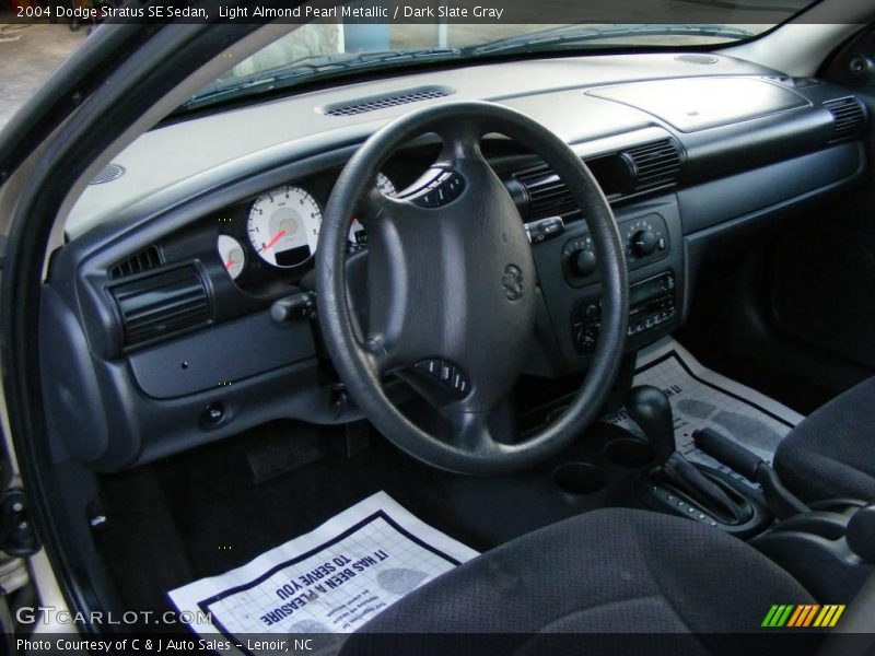 Light Almond Pearl Metallic / Dark Slate Gray 2004 Dodge Stratus SE Sedan
