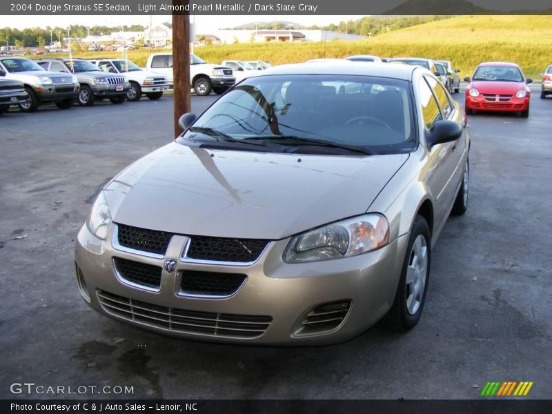 Light Almond Pearl Metallic / Dark Slate Gray 2004 Dodge Stratus SE Sedan