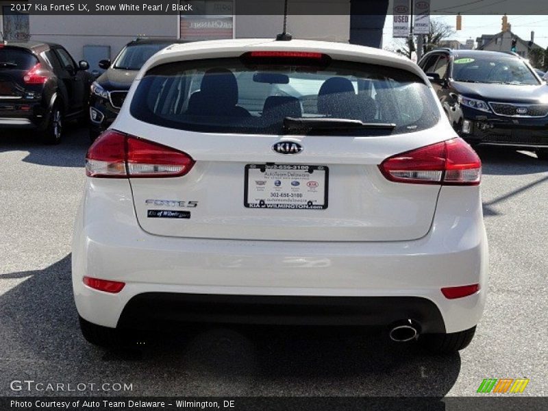 Snow White Pearl / Black 2017 Kia Forte5 LX
