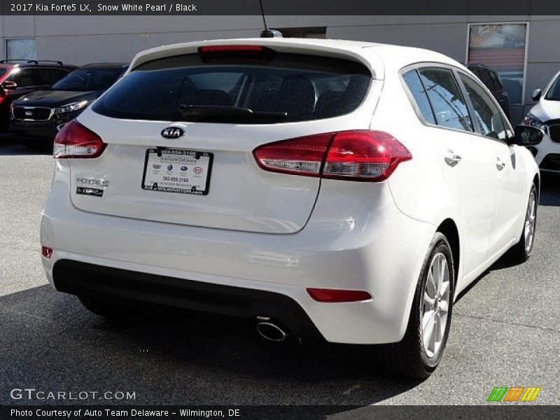 Snow White Pearl / Black 2017 Kia Forte5 LX