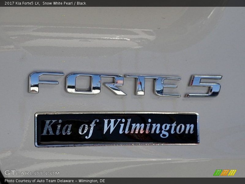Snow White Pearl / Black 2017 Kia Forte5 LX