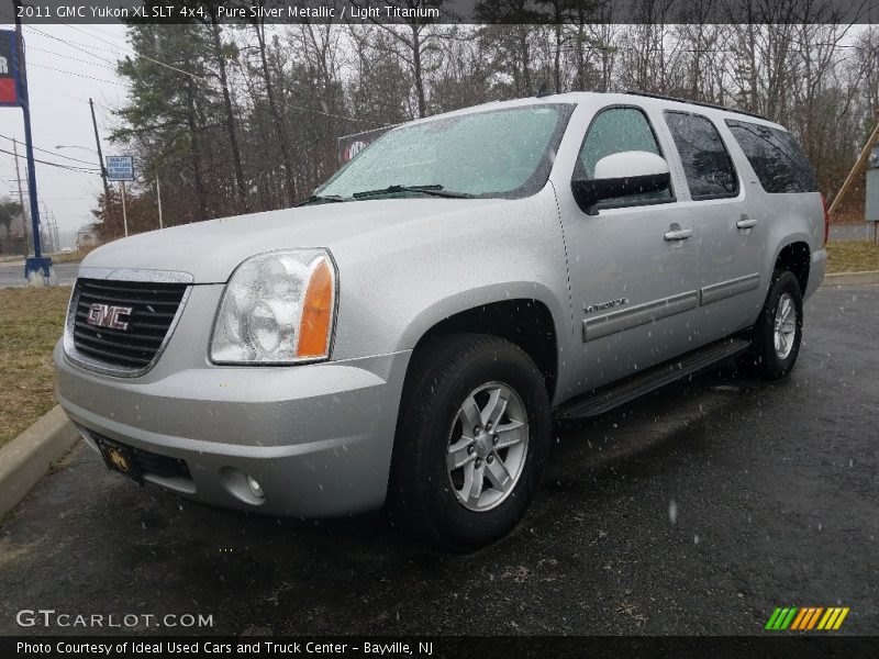 Front 3/4 View of 2011 Yukon XL SLT 4x4