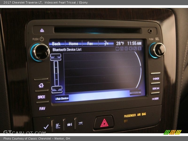 Iridescent Pearl Tricoat / Ebony 2017 Chevrolet Traverse LT