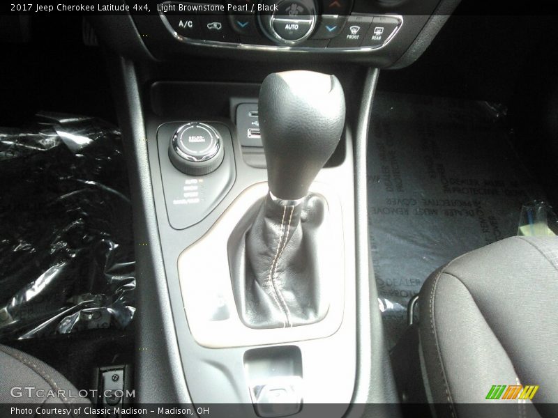 Light Brownstone Pearl / Black 2017 Jeep Cherokee Latitude 4x4