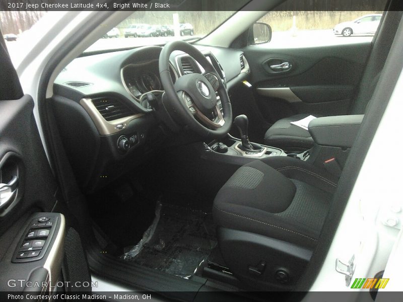 Bright White / Black 2017 Jeep Cherokee Latitude 4x4