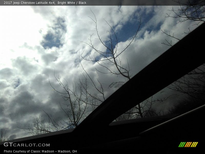 Bright White / Black 2017 Jeep Cherokee Latitude 4x4