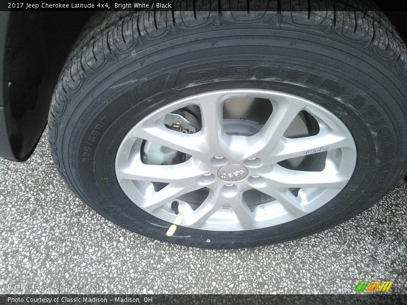 Bright White / Black 2017 Jeep Cherokee Latitude 4x4