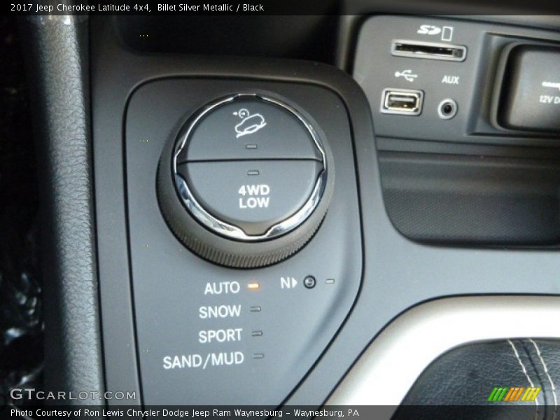 Billet Silver Metallic / Black 2017 Jeep Cherokee Latitude 4x4