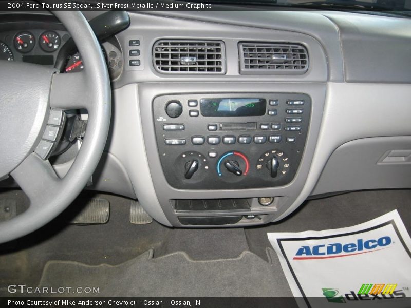 Silver Frost Metallic / Medium Graphite 2004 Ford Taurus SE Sedan