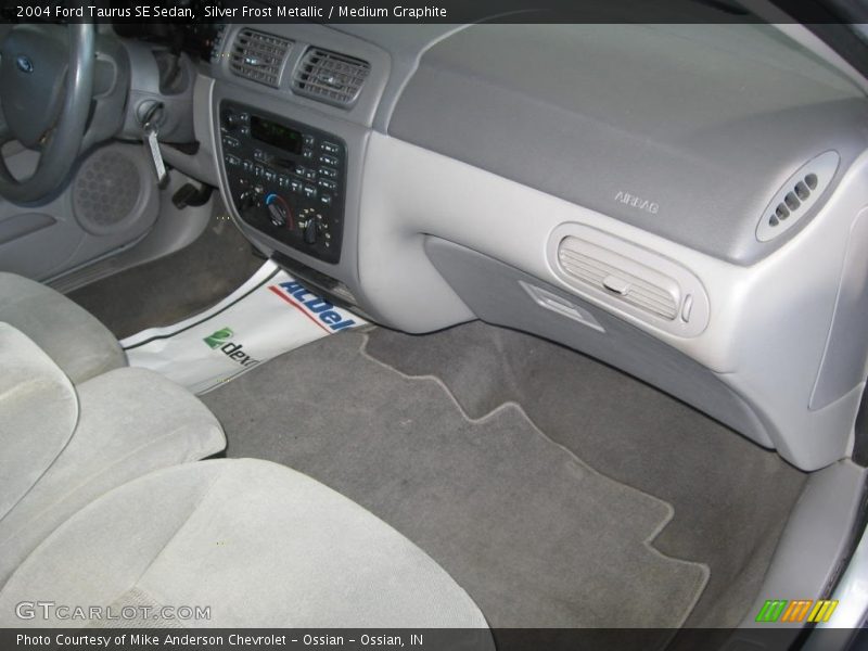 Silver Frost Metallic / Medium Graphite 2004 Ford Taurus SE Sedan