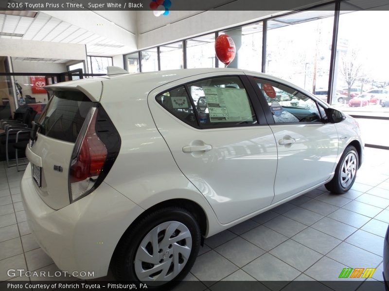 Super White / Black 2016 Toyota Prius c Three