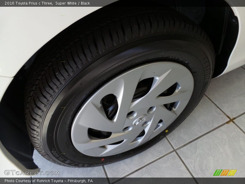 Super White / Black 2016 Toyota Prius c Three