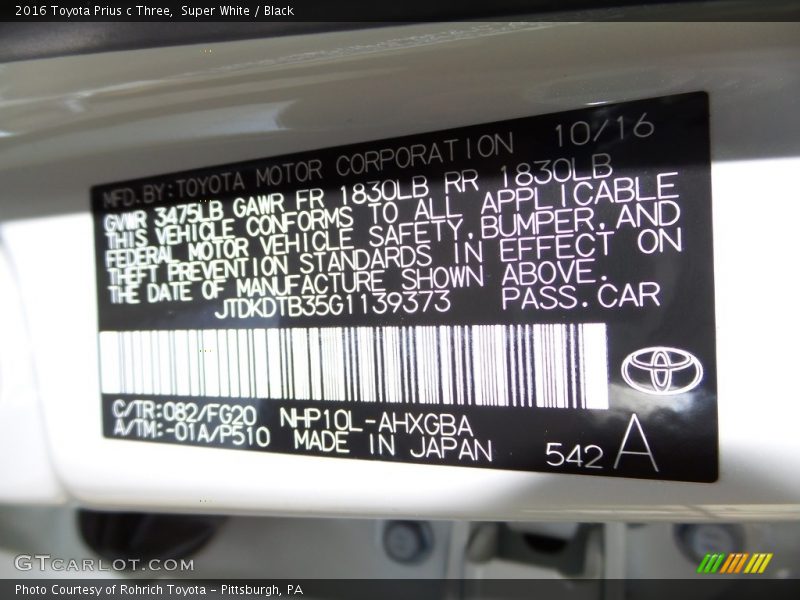 Super White / Black 2016 Toyota Prius c Three