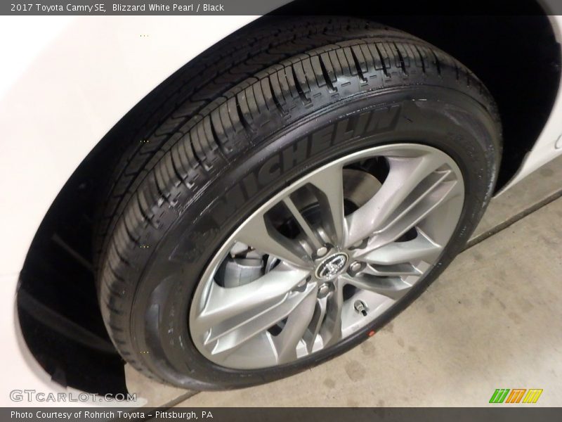 Blizzard White Pearl / Black 2017 Toyota Camry SE