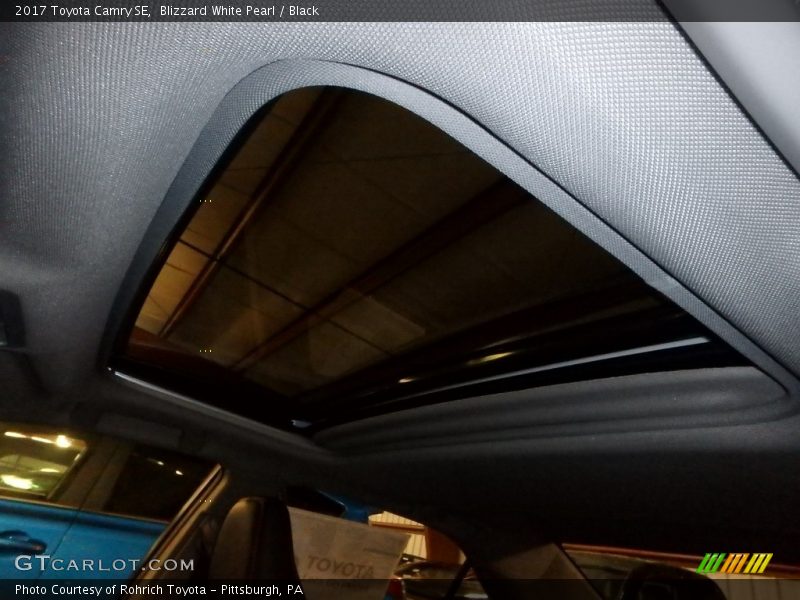 Blizzard White Pearl / Black 2017 Toyota Camry SE