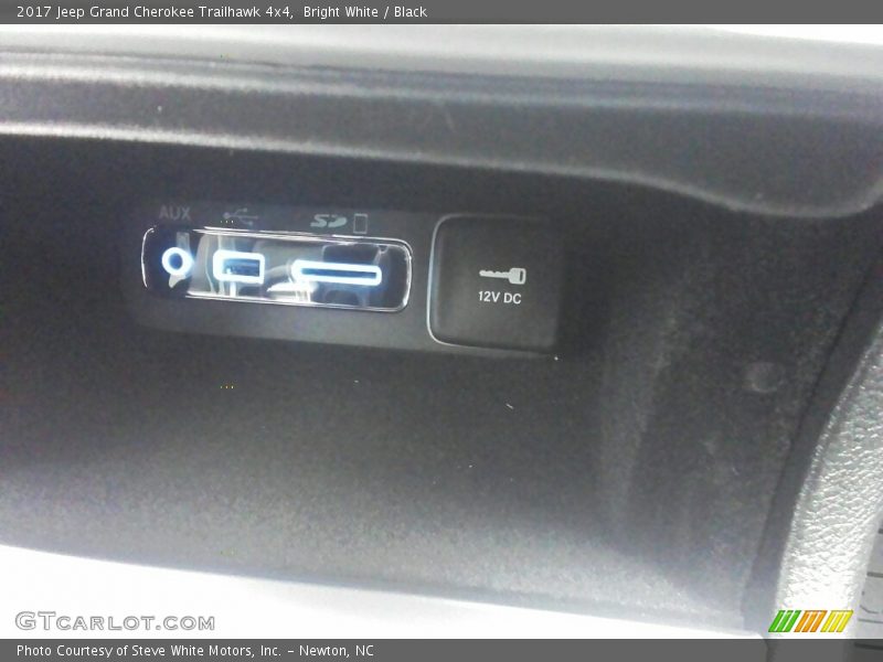 Bright White / Black 2017 Jeep Grand Cherokee Trailhawk 4x4