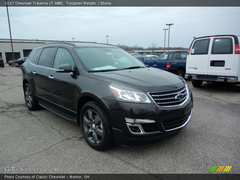 Front 3/4 View of 2017 Traverse LT AWD