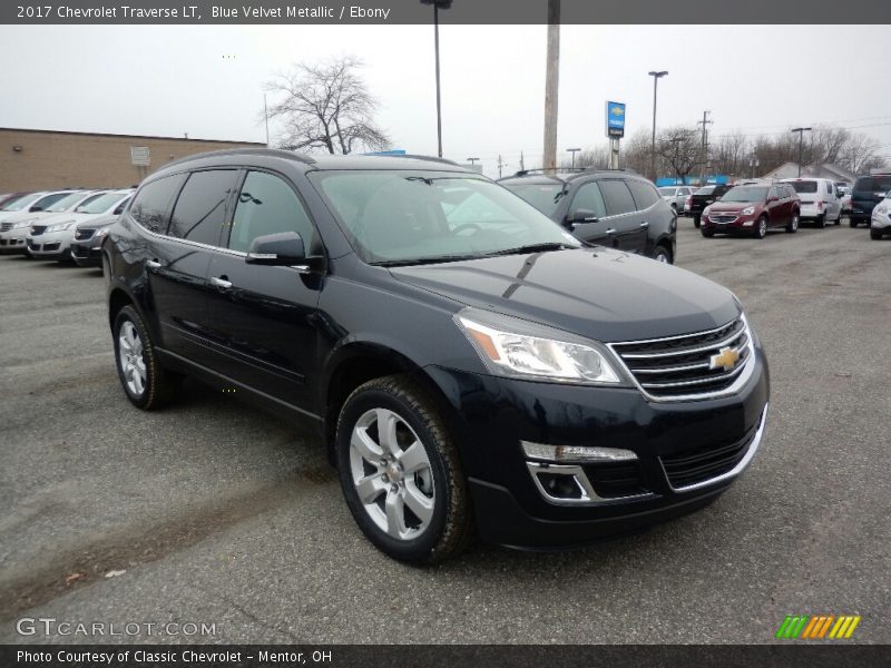 Front 3/4 View of 2017 Traverse LT