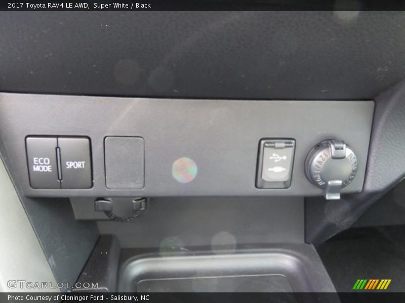 Super White / Black 2017 Toyota RAV4 LE AWD