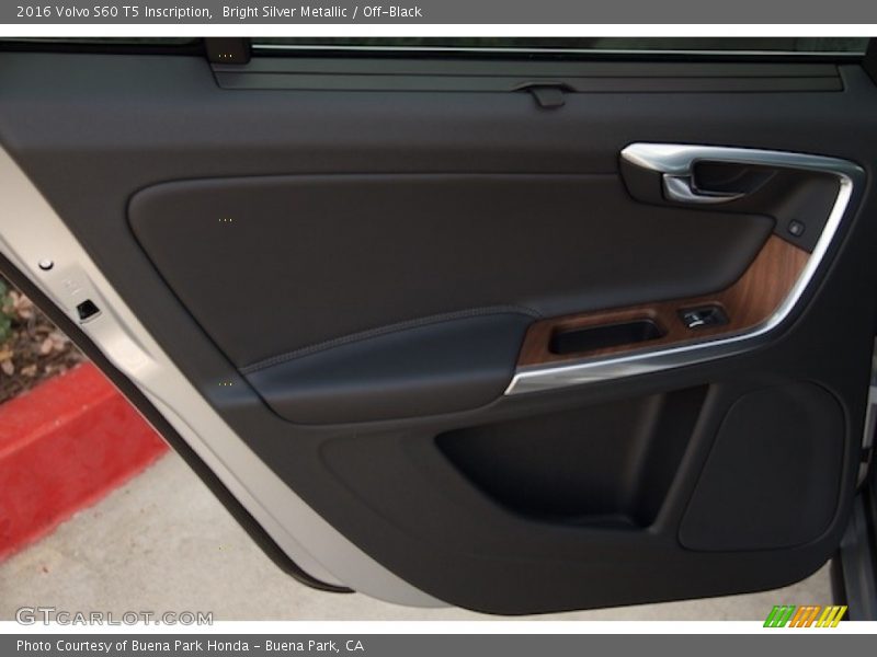 Bright Silver Metallic / Off-Black 2016 Volvo S60 T5 Inscription