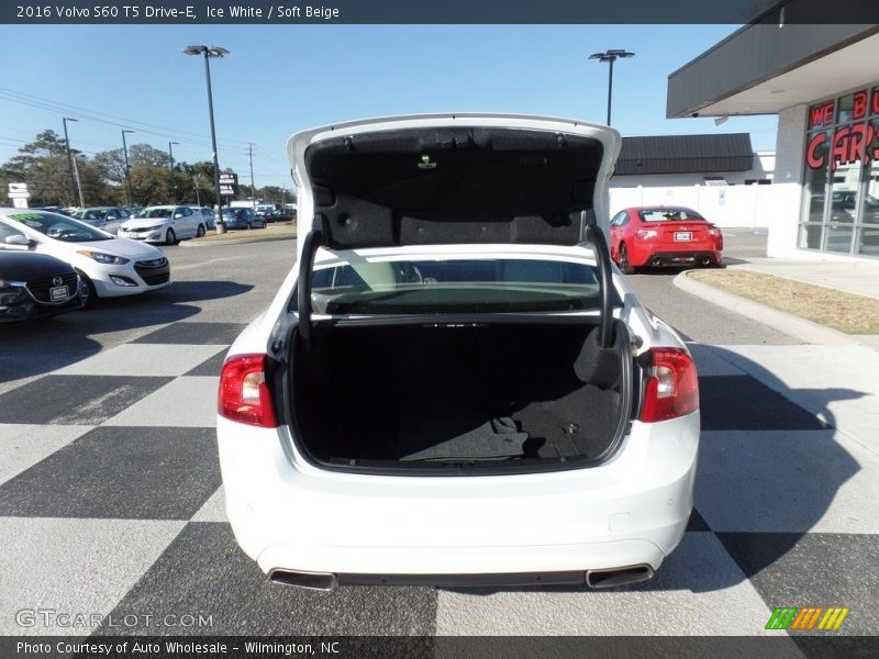 Ice White / Soft Beige 2016 Volvo S60 T5 Drive-E