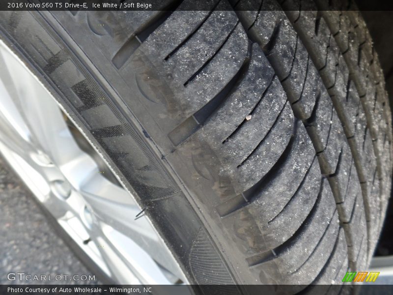 Ice White / Soft Beige 2016 Volvo S60 T5 Drive-E
