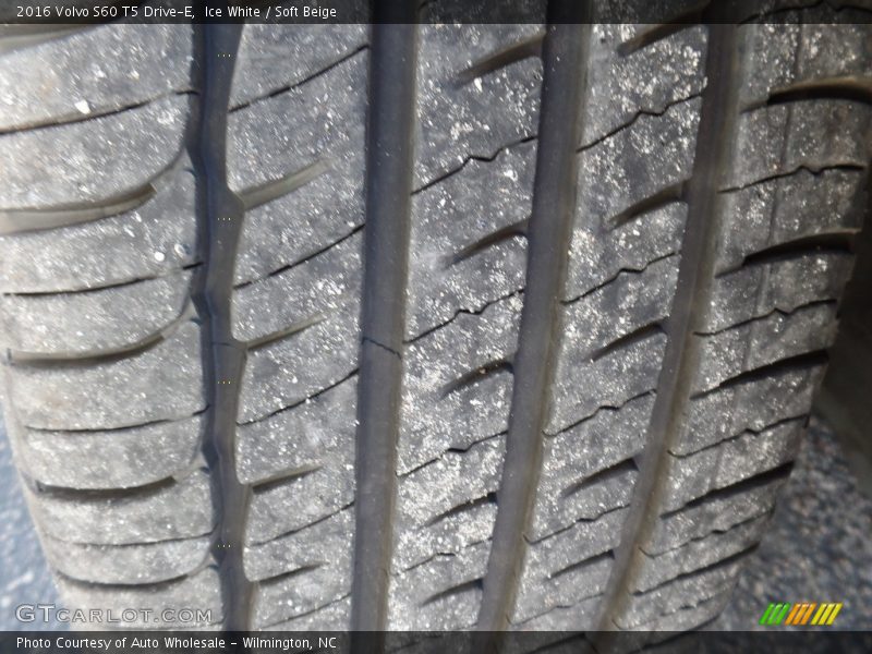Ice White / Soft Beige 2016 Volvo S60 T5 Drive-E