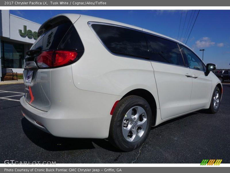 Tusk White / Cognac/Alloy/Toffee 2017 Chrysler Pacifica LX
