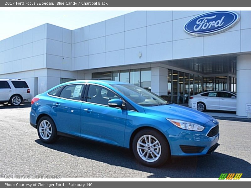 Front 3/4 View of 2017 Focus SE Sedan