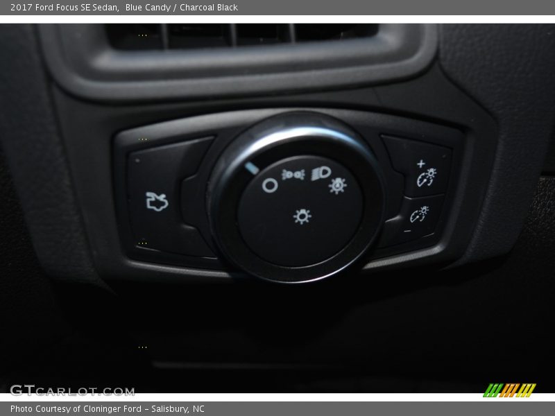 Blue Candy / Charcoal Black 2017 Ford Focus SE Sedan