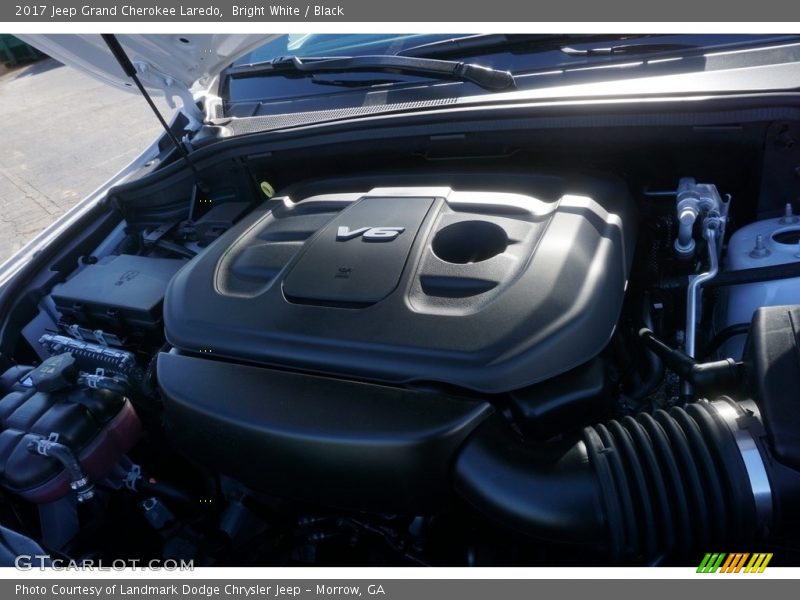 Bright White / Black 2017 Jeep Grand Cherokee Laredo