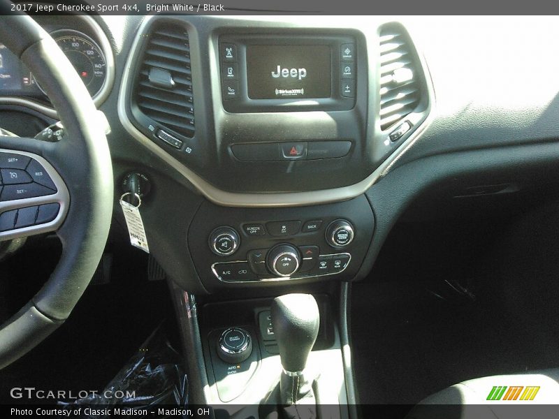 Bright White / Black 2017 Jeep Cherokee Sport 4x4