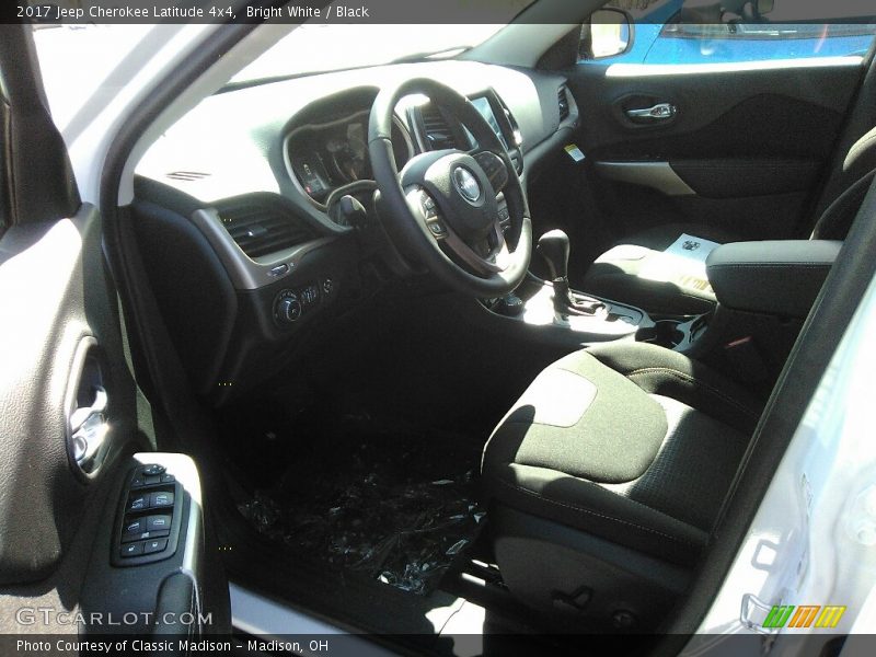 Bright White / Black 2017 Jeep Cherokee Latitude 4x4
