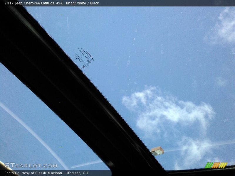 Bright White / Black 2017 Jeep Cherokee Latitude 4x4