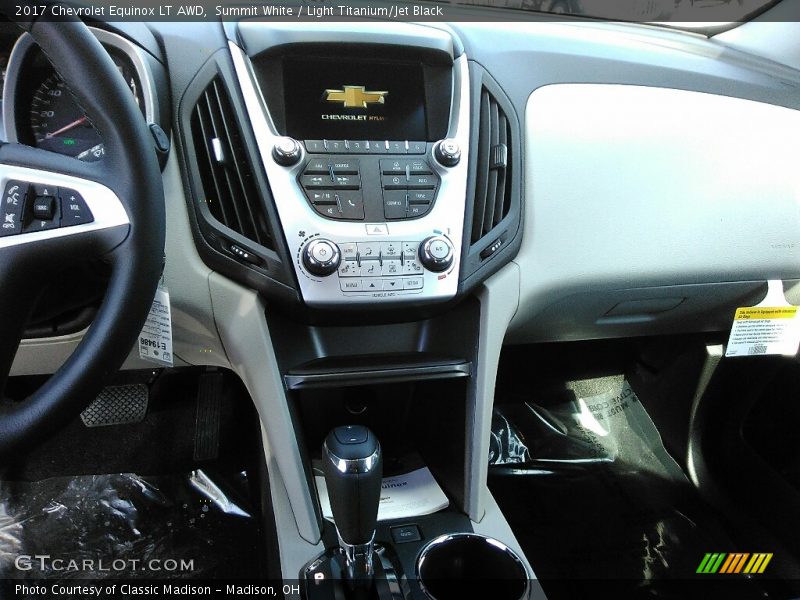 Summit White / Light Titanium/Jet Black 2017 Chevrolet Equinox LT AWD