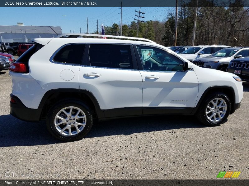 Bright White / Black 2016 Jeep Cherokee Latitude
