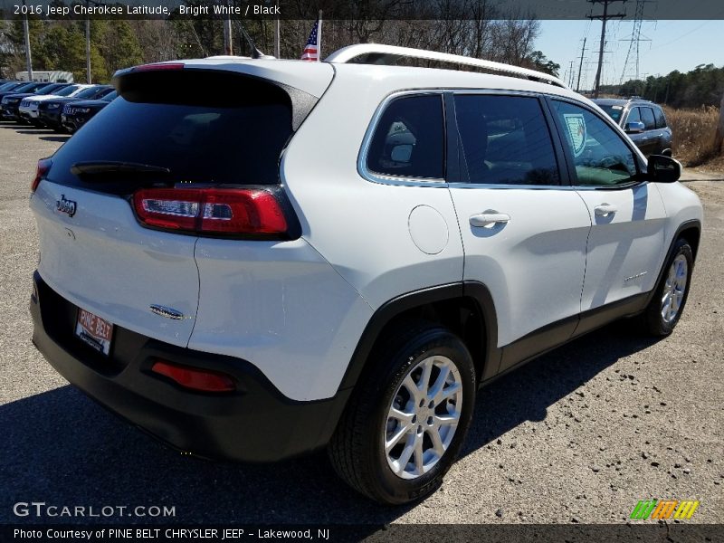 Bright White / Black 2016 Jeep Cherokee Latitude